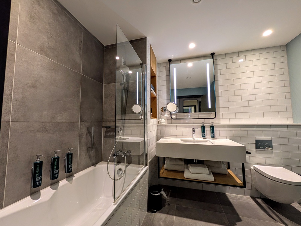 Hilton Woking, England - Bathroom