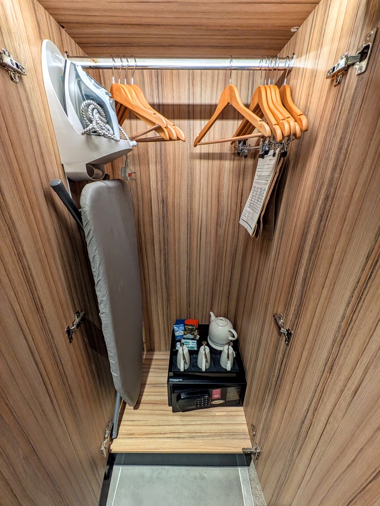 Hilton Woking, England - Closet with tea & coffee making facilities