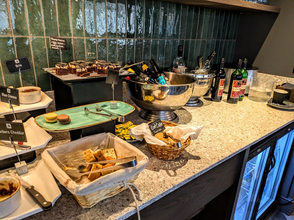 Glasgow Marriott, Scotland - Executive lounge - Bread, dessert, and complimentary beer & wine